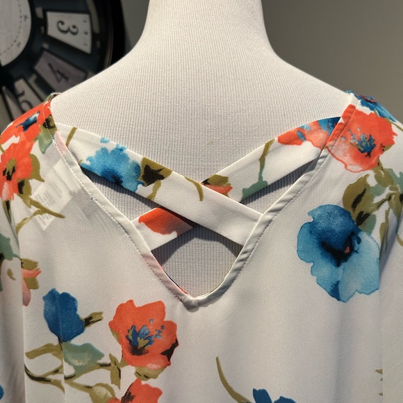 NWOT Jennie & Marlis Cream with Coral & Blue Flowered Blouse Size L - Picture 3 of 7